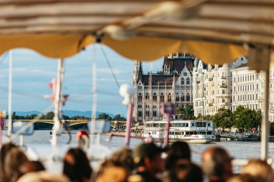 Best of Budapest Cruise - Why 60 minutes on the Danube beats a long sightseeing slog