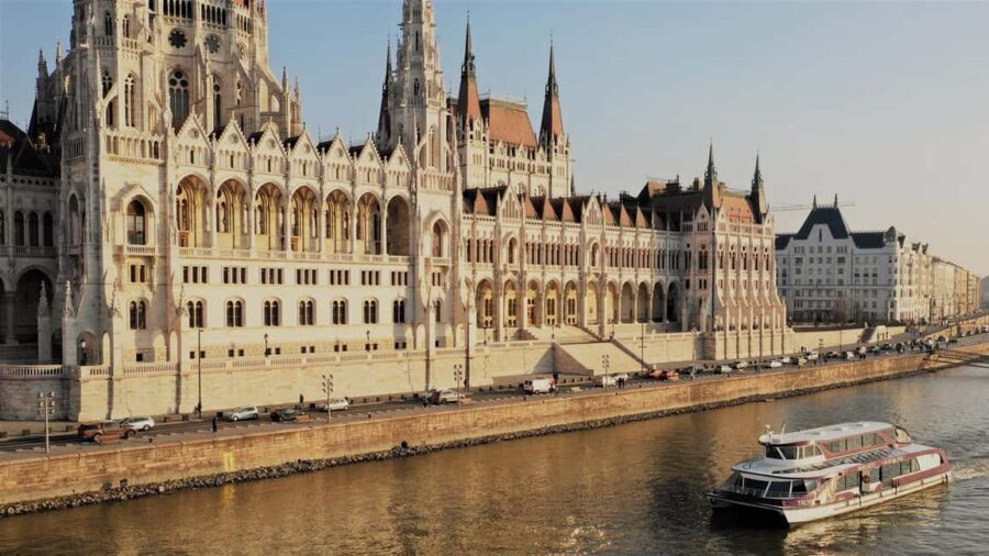 Best of Budapest Cruise - Timing, crowds, and the real-world onboard experience (food and drinks included in spirit)