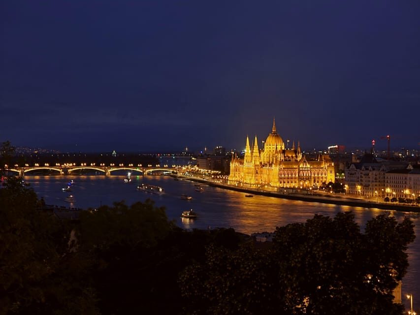 BloodThirsty Hungary: Walking tour & Dark Historical Stories - The Fountain of King Matthias and the Royal Riding Hall finale