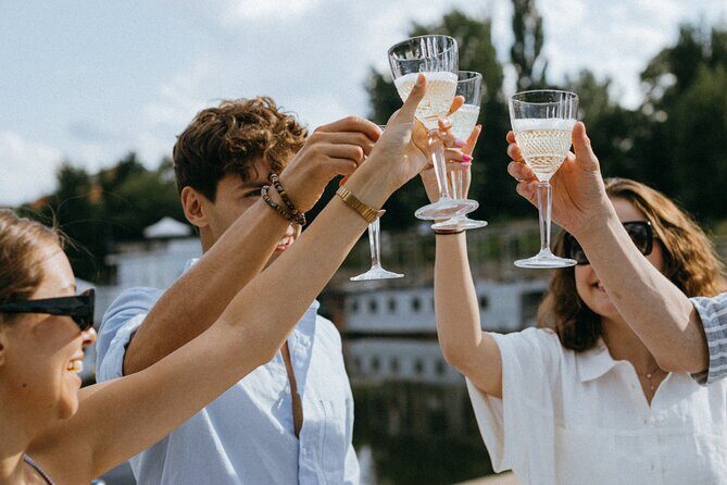 Bottomless Brunch and Cruise with Prosecco in Budapest - Timing and how the experience really plays out