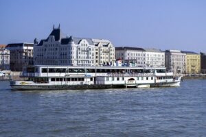 Bottomless Brunch and Cruise with Prosecco in Budapest - Meeting at Akadémia 2 ponton and pickup reality checks