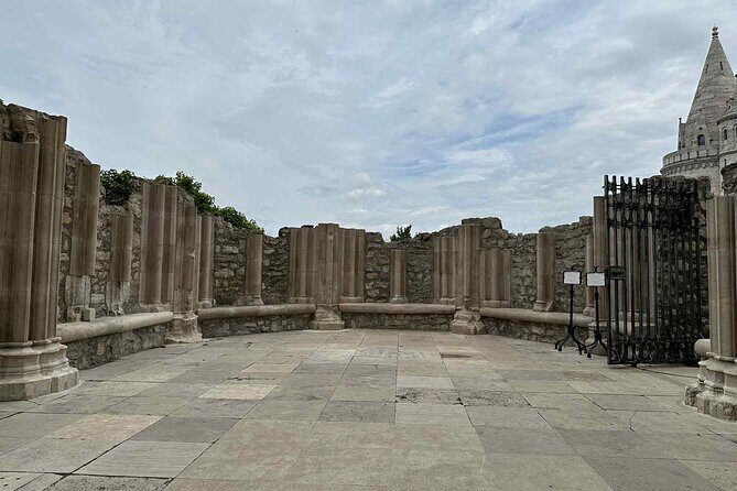 Buda Castle Tour: History and Architecture - Úri Street and medieval gateways you can walk under