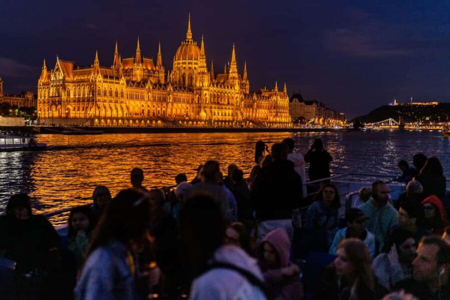 Budapest: 1-Hour Evening Sightseeing Cruise with Drink - Chain Bridge to Parliament: the glowing backbone of the skyline