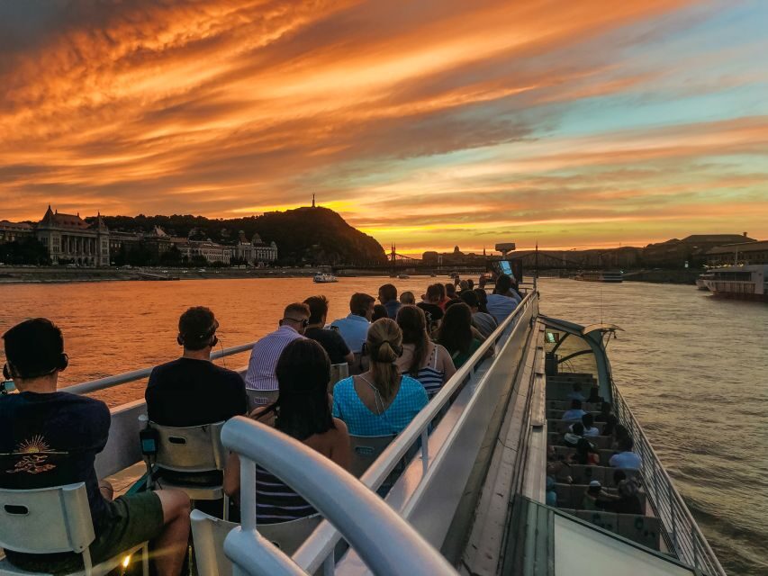 Budapest: 1-Hour Evening Sightseeing Cruise with Drink - Buda Castle on the hill: the finish that feels like a payoff