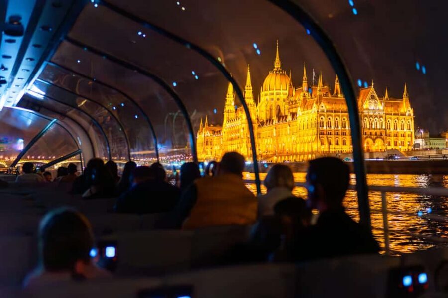 Budapest: 1-Hour Evening Sightseeing Cruise with Drink - Your welcome drink, plus Wi‑Fi that actually helps