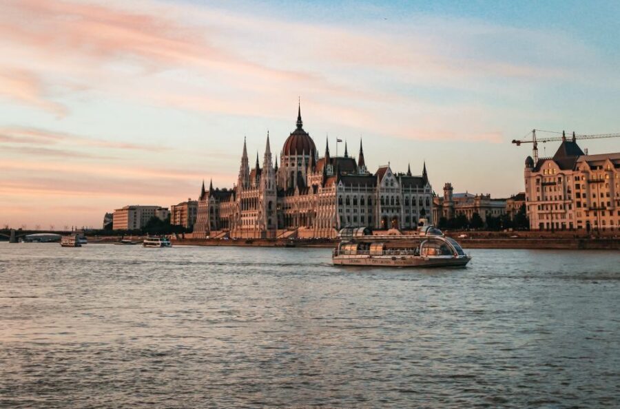 Budapest: 1-Hour Evening Sightseeing Cruise with Drink - Comfort, seating, and where to stand for the best views