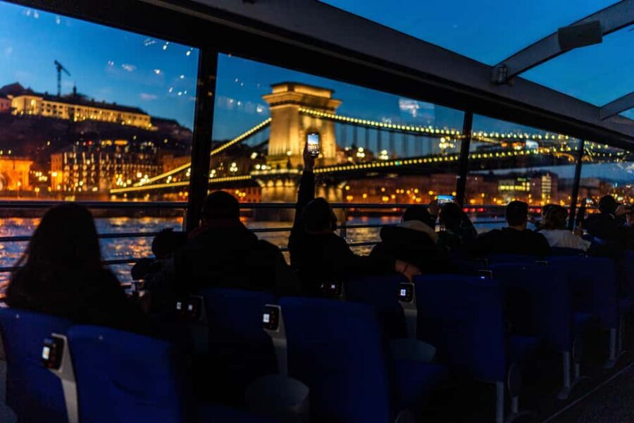 Budapest: 1-Hour Evening Sightseeing Cruise with Drink - Getting to Legenda City Cruises: find Dock 7 quickly