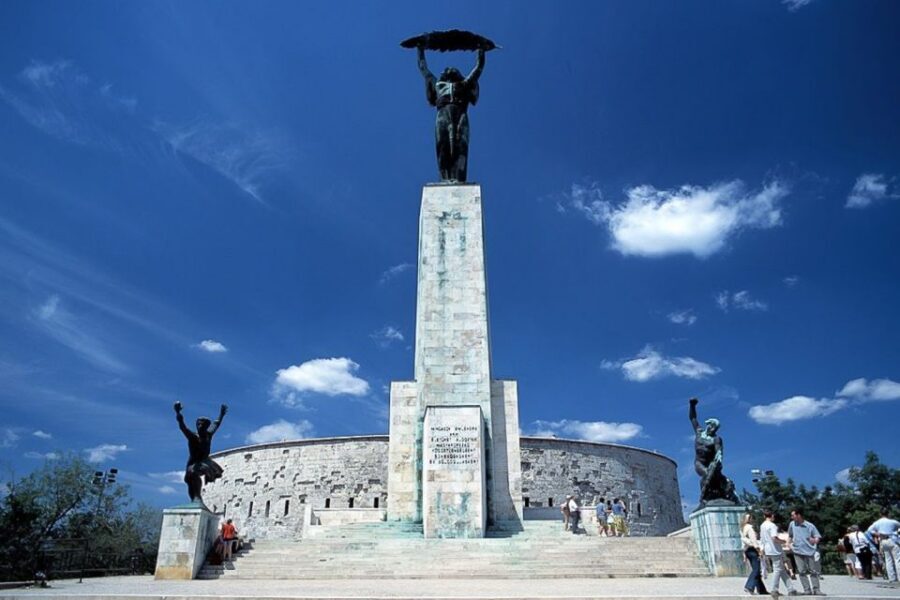 Budapest: 3-Hour Grand City Tour and Castle Walk - Gellért Hill and the Danube: the built-in photo advantage