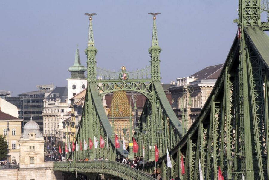 Budapest: 3-Hour Live Guided Sightseeing Tour - Buda’s Castle District: a short walk with long photo payoff