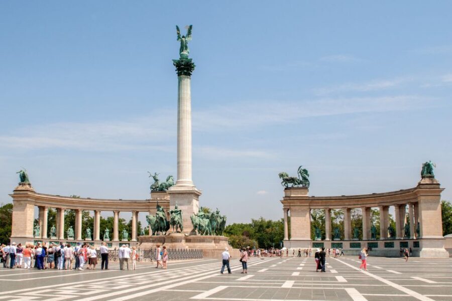 Budapest: 3-Hour Live Guided Sightseeing Tour - Pest highlights by day: Central Market Hall, the Great Synagogue area, and more