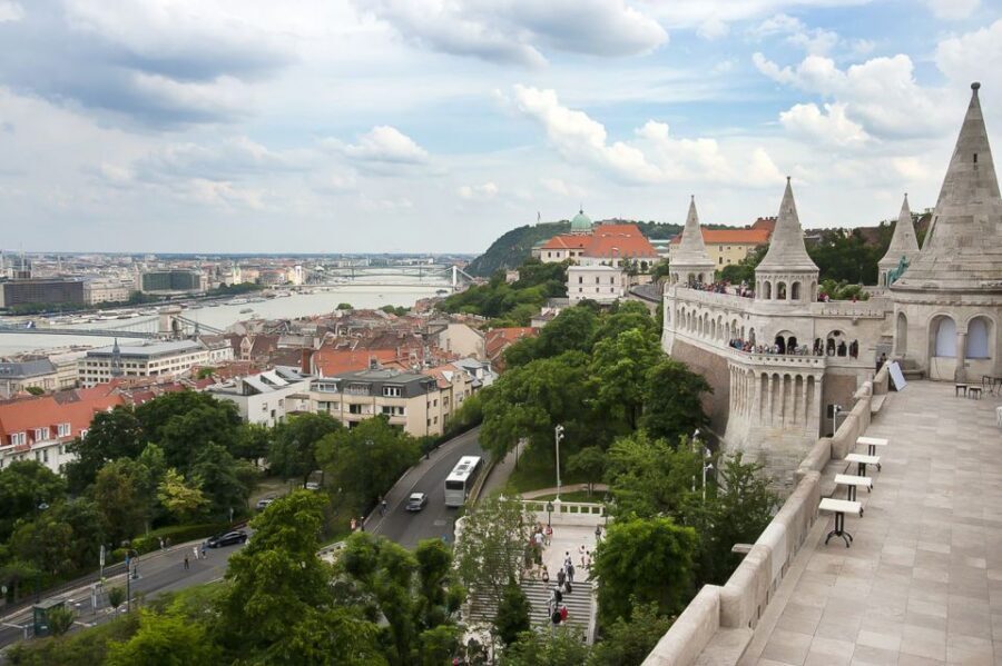 Budapest 3-Hour Walking Tour in Italian - Crossing the Danube by Public Transport (and Why It’s a Good Move)