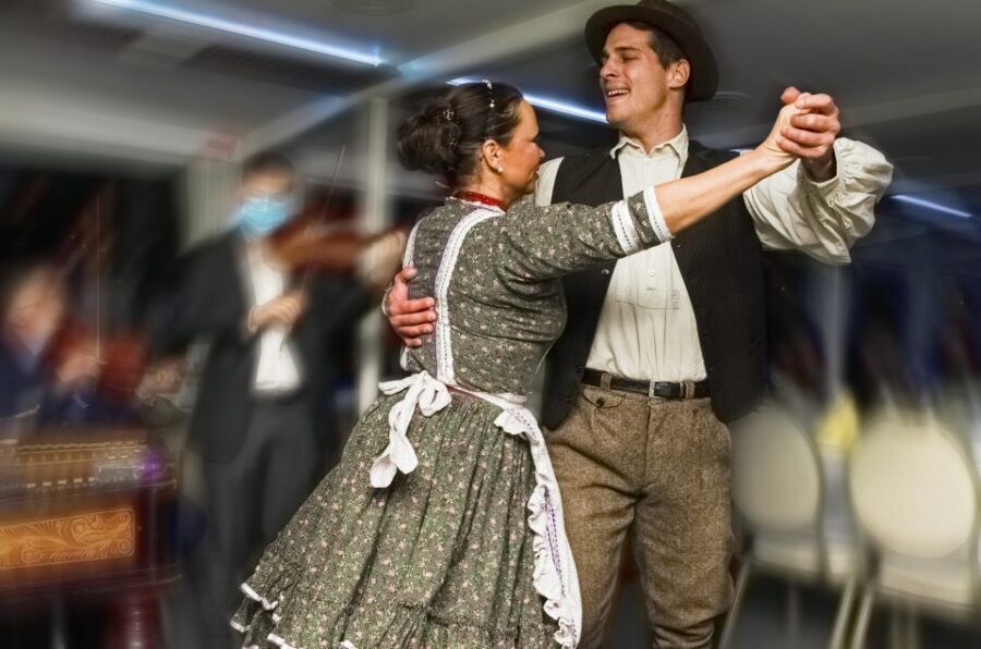 Budapest: 4-Course Dinner River Cruise with Live Folk Music - Live Hungarian folk music and dance with the Ökrös Band