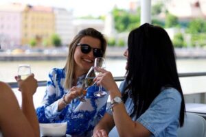 Budapest: 60-Minute Panoramic Cruise with Drink included - Your one-hour Danube loop: landmarks in order and what to watch for