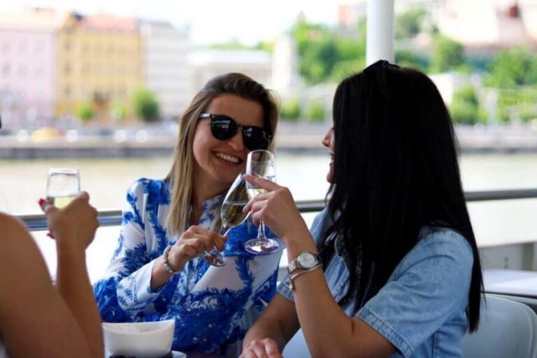 Budapest: 60-Minute Panoramic Cruise with Drink included - Your one-hour Danube loop: landmarks in order and what to watch for
