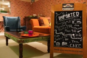 Budapest: 90s Sitcom Escape Room Adventure with Drinks - From Briefing to Breakout: The 90-Minute Flow
