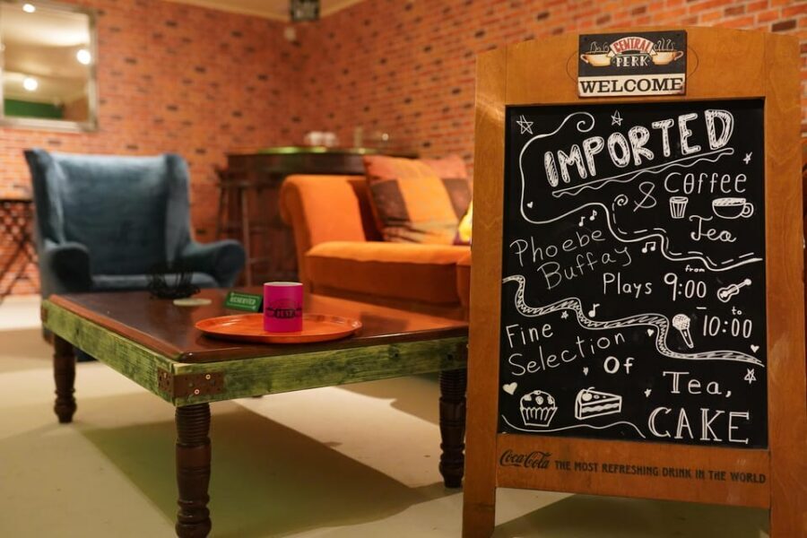 Budapest: 90s Sitcom Escape Room Adventure with Drinks - From Briefing to Breakout: The 90-Minute Flow