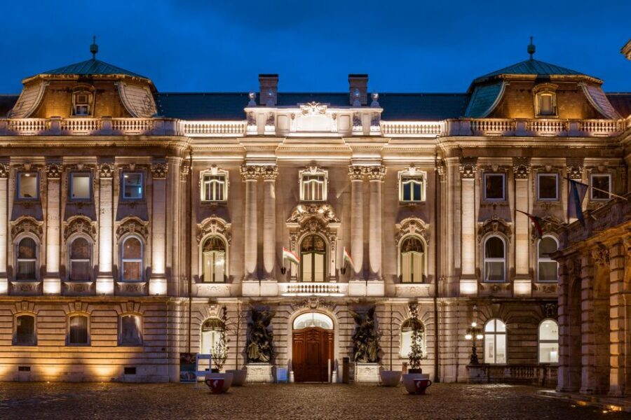 Budapest: Buda Castle Walk with Saint Stephen's Hall - Why the headsets and tour length matter for value