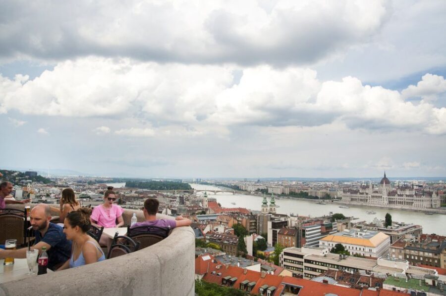 Budapest: Buda Castle Walking Tour in German - Szentháromság Square and the Holy Trinity Column: your orientation point