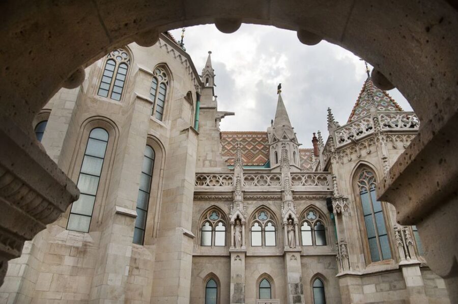Budapest: Buda Castle Walking Tour in German - Fisherman’s Bastion: the viewpoint that turns into a photo map