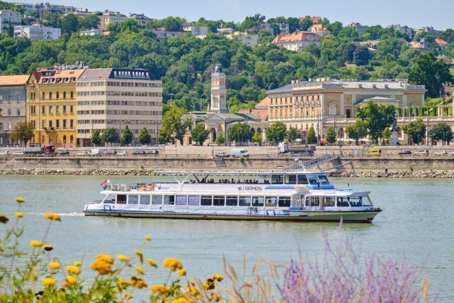 Budapest: By Night Sightseeing Cruise with Welcome Drink - Seating Reality Check: Upper Deck Views vs First-Come Seats