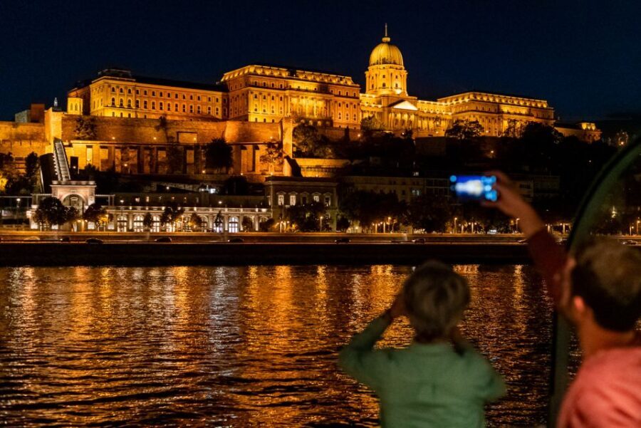 Budapest: Candlelit Dinner River Cruise with Live Music - Live Music That Stays Musical, Not Loud