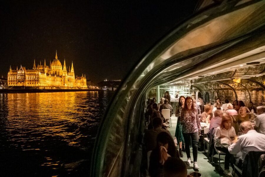 Budapest: Candlelit Dinner River Cruise with Live Music - Buda Castle, Citadella, and a Skyline Built for Night Photos