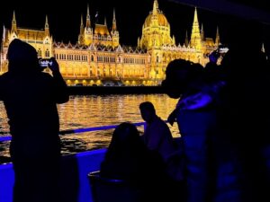 Budapest: City Highlights Sightseeing Cruise - A Floating Café, Not a Guided Lecture
