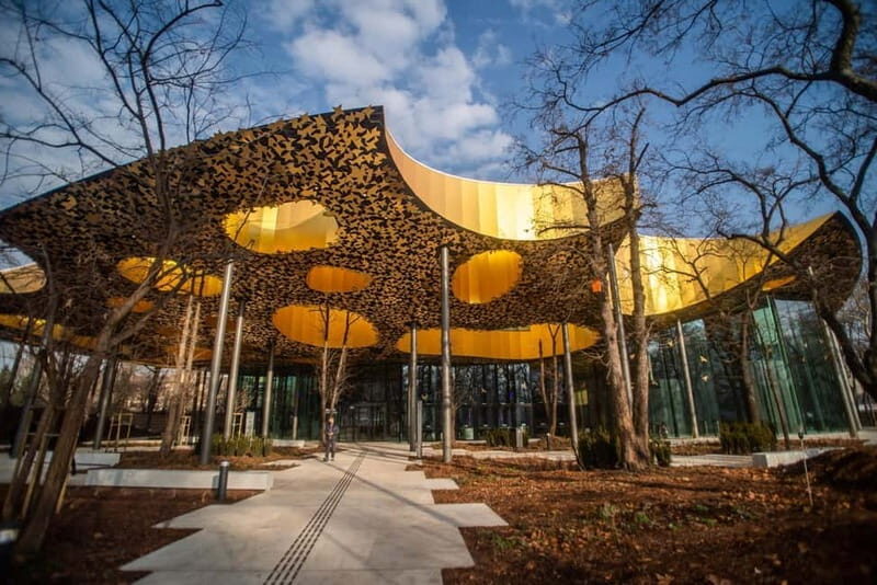 Budapest: City Park- True Crime of Hungary- Walking Tour - Meet your detective at Heroes’ Square with the black umbrella