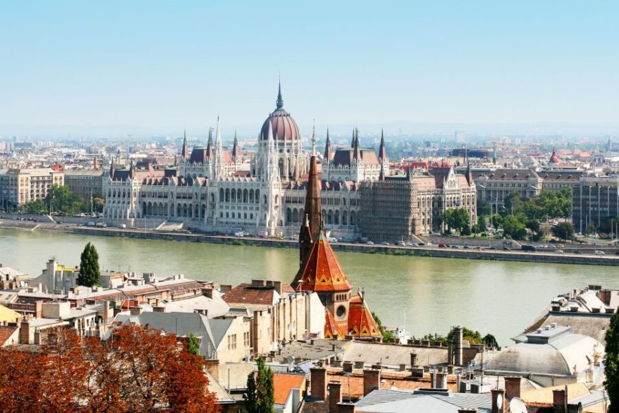 Budapest: Daytime Sightseeing Boat Cruise - Choosing your seat: shade vs sun and easy photo habits