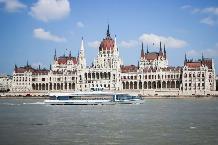 Budapest: Daytime Sightseeing Boat Cruise - The audio guide: 30 languages and staying oriented