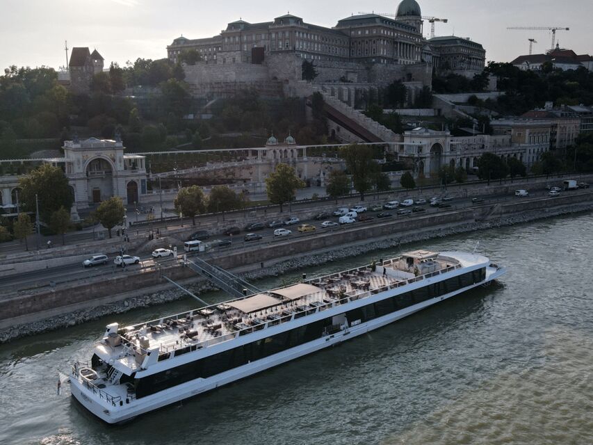 Budapest: Dinner Cruise with Live Music & Unlimited Drinks - Rooftop igloo and top-deck photo angles
