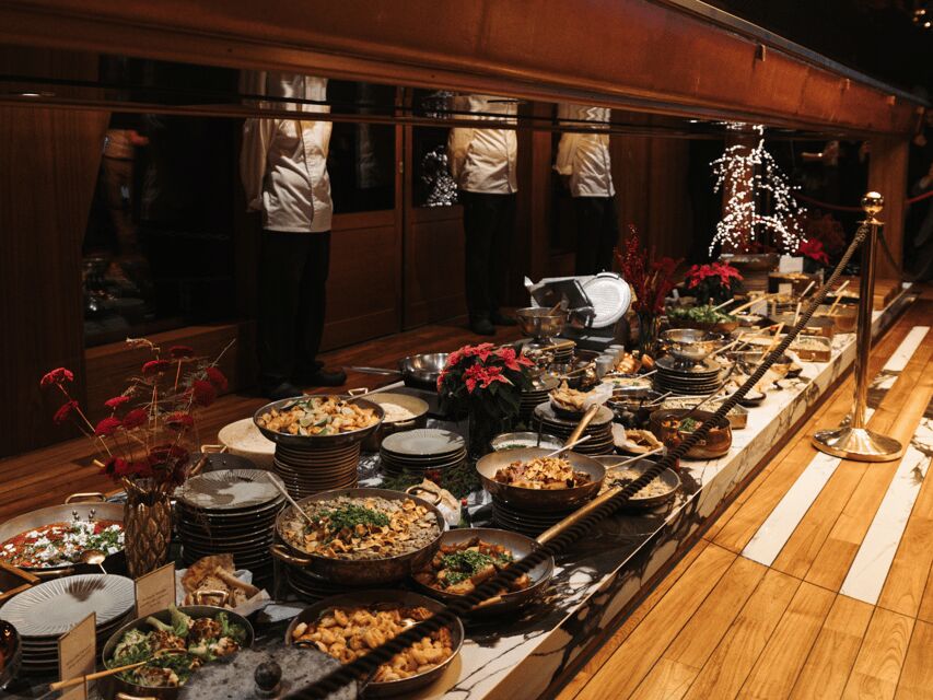 Budapest: Dinner Cruise with Live Music & Unlimited Drinks - Price and value: why this feels worth it