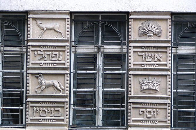 Budapest Dohany, Heroes', Rumbach synagogues & Jewish Ghetto Tour - Carl Lutz Memorial and Spinoza Színház: righteous rescue and Enlightenment roots