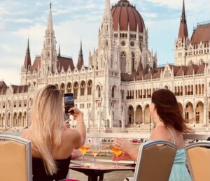 Budapest: GLOW Sightseeing Cruise with Welcome Drink - Key things I’d plan around