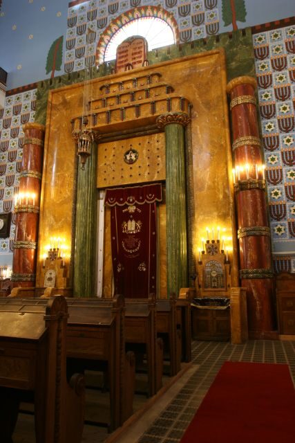Budapest Grand Half-Day Jewish Heritage Tour - Stops for food: kosher cake, coffee, and a lunch option