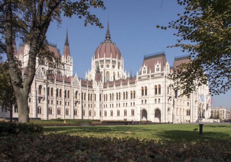 Budapest: Guided Walking Tour of Pest - Where You Meet: Molnár’s Kürtőskalács in the Middle of the Action