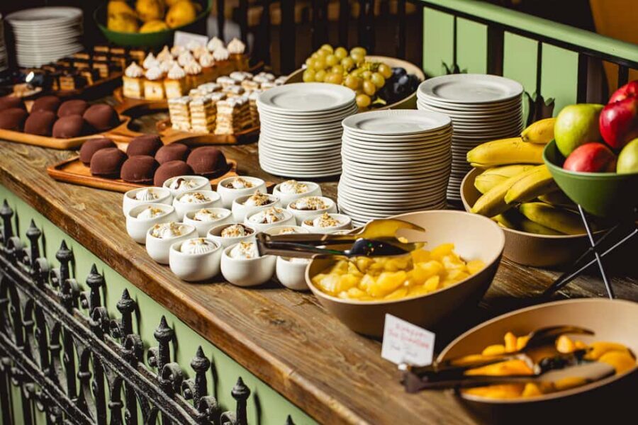 Budapest: Hungarian Dinner & Show with Unlimited Drinks - Service details that can make or break the night