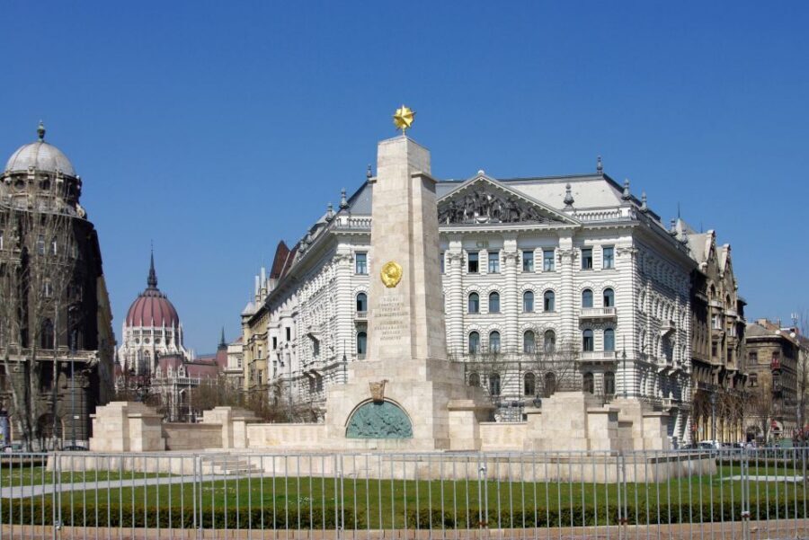 Budapest: Inner City Walking Tour in German - St Stephen’s Basilica: The Dome, the Colonnade, and the Meaning
