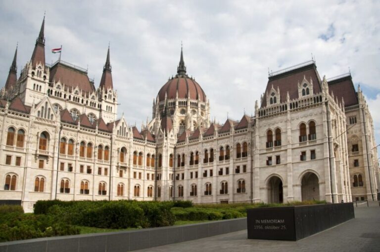 Budapest: Inner City Walking Tour in German - Starting at Molnar’s Kürtöskalacs: Easy Meet-Up, Real-World Vibes