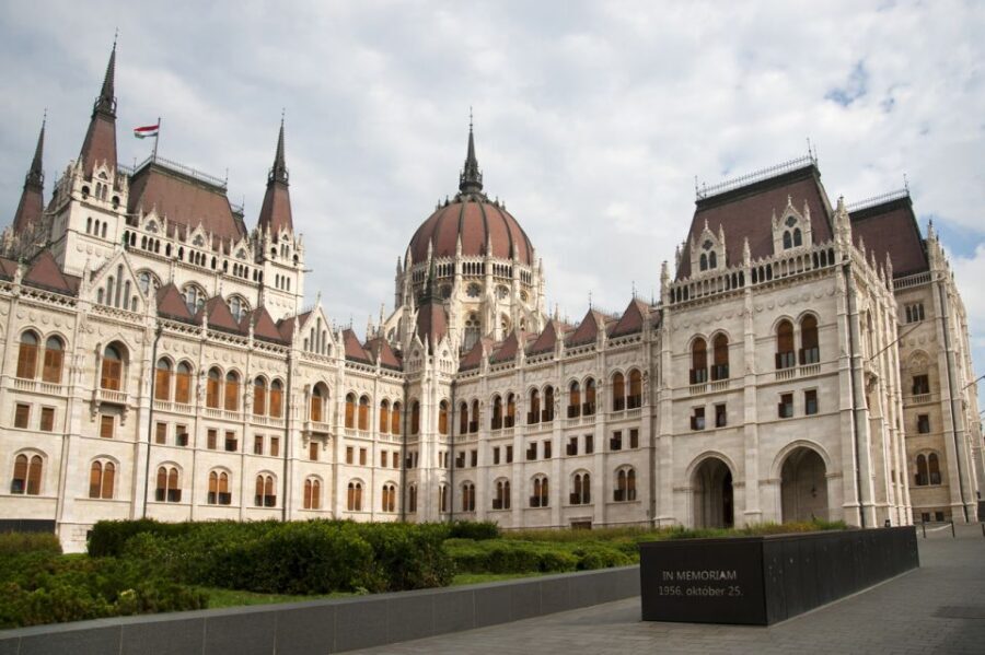 Budapest: Inner City Walking Tour in German - Starting at Molnar’s Kürtöskalacs: Easy Meet-Up, Real-World Vibes