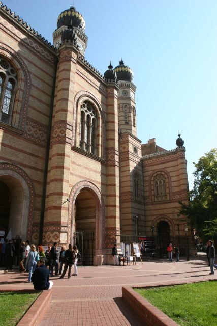 Budapest: Jewish Heritage Guided Tour with Synagogue Ticket - The Dohány Street Synagogue: big scale, heavy meaning