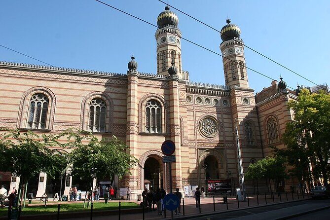 Budapest Jewish Heritage Memorial Walking Tour & Synagogue Entry - Entering the Great Synagogue (Nagy Zsinagoga): big building, bigger context
