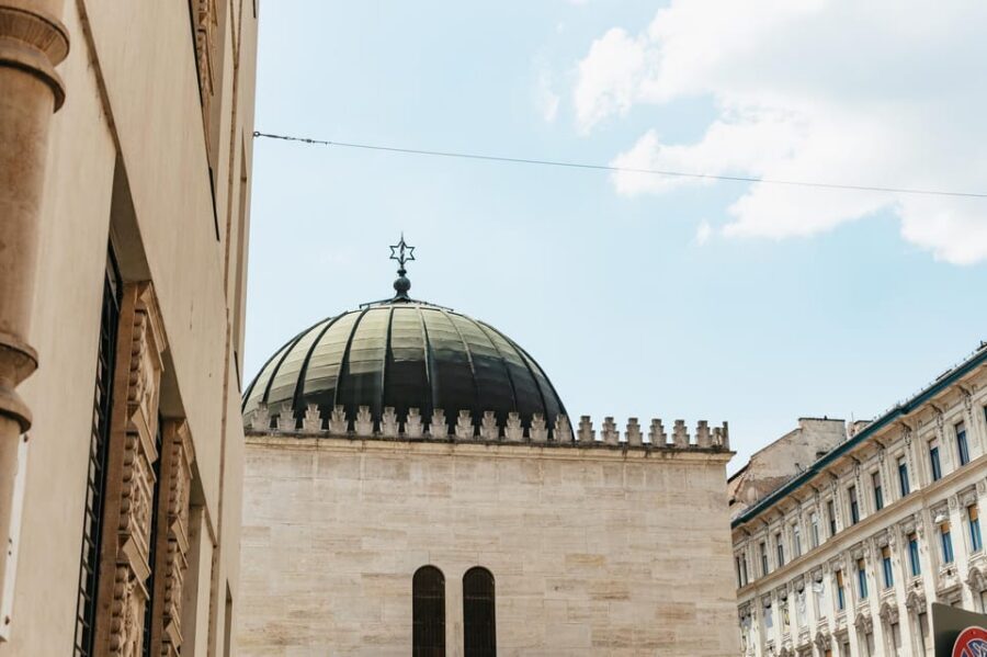 Budapest: Jewish History Guided Walking Tour with Historian - Gozsdu Passage and Elizabeth Town: street art with a purpose
