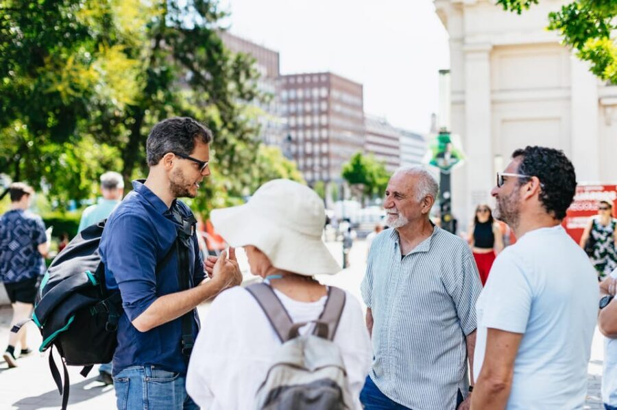 Budapest: Jewish History Guided Walking Tour with Historian - The Flódni break: coffee and local Jewish cake (and why it’s not random)