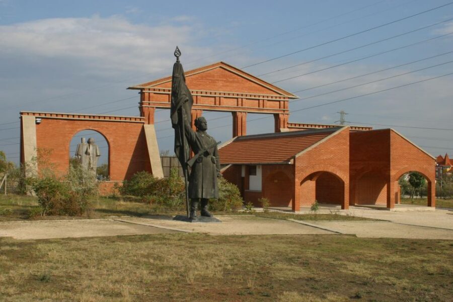 Budapest: Memento Park Ticket - Entering at the entrance near Balatoni út