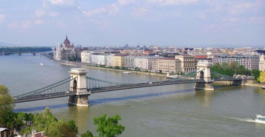 Budapest: Multilingual Highlights Tour - Key highlights you will feel fast