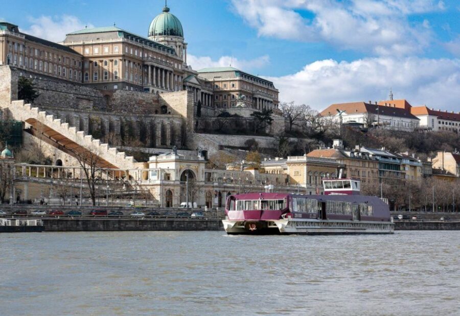 Budapest: Nighttime or Daytime Sightseeing Cruise - Onboard audio, screens, and the Purpleliner app
