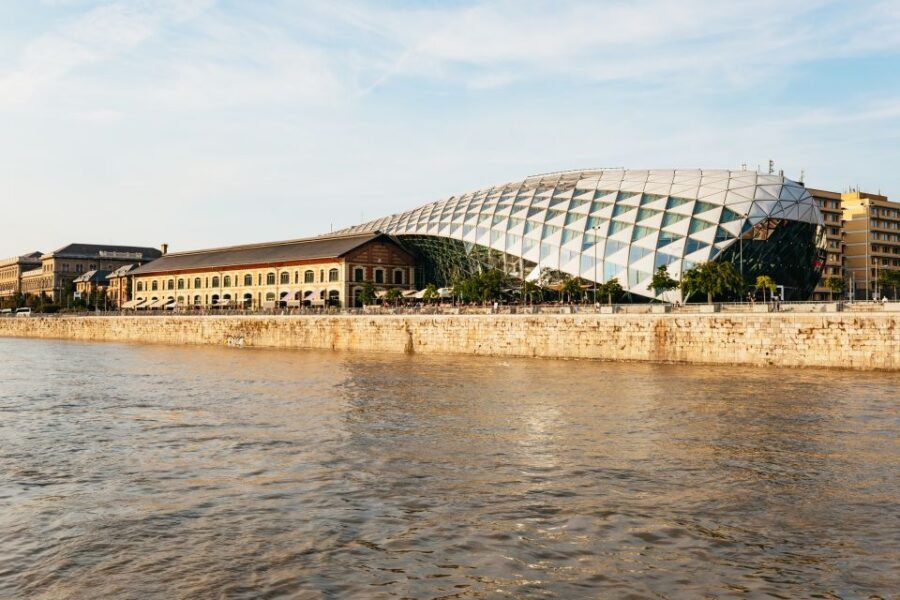 Budapest: Nighttime or Daytime Sightseeing Cruise - Night vs day: how to pick the right lights