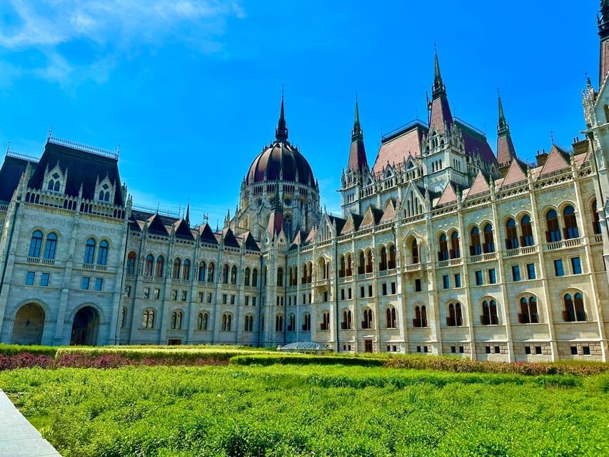 Budapest: Parliament Building Entry Ticket and Audio Guide - Kossuth Square audio walk: the memorials behind the views