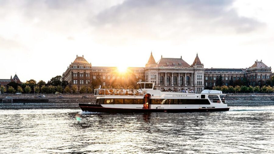 Budapest: Premium Sightseeing Cruise with Tokaj Frizzante - Premium comfort on the Danube: what makes this boat feel different